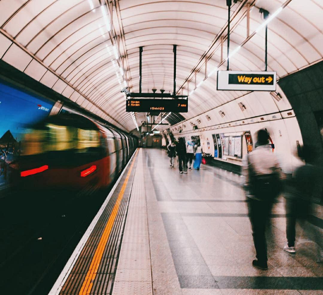 louisewt91's tweet photo. ⚘ୣ— larry au¡! 

onde h&amp;l estão no metrô lotado, h conseguiu assento, mas l está de pé e por isso styles gentilmente oferece para segurar a mochila de louis, porém l fica tão nervoso com a beleza de h que acaba esquecendo a mochila quando desce, agora harry precisa ir atrás dele https://t.co/X7jf0PEzJD