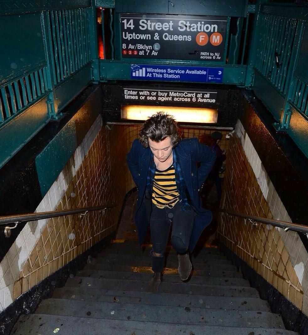 louisewt91's tweet photo. ⚘ୣ— larry au¡! 

onde h&amp;l estão no metrô lotado, h conseguiu assento, mas l está de pé e por isso styles gentilmente oferece para segurar a mochila de louis, porém l fica tão nervoso com a beleza de h que acaba esquecendo a mochila quando desce, agora harry precisa ir atrás dele https://t.co/X7jf0PEzJD