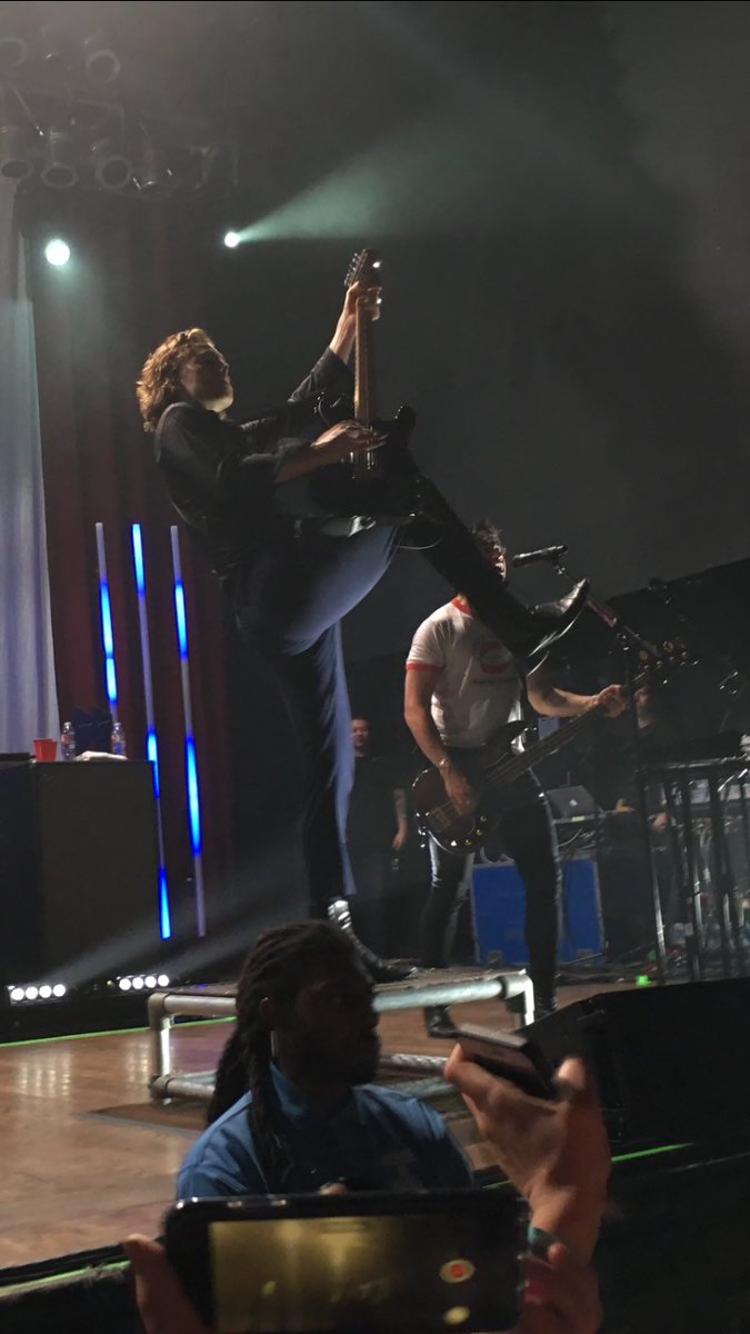 mysweetlarents's tweet image. #5SOS3Dallas Luke’s ass is a treasure. thank you for coming to my ted talk