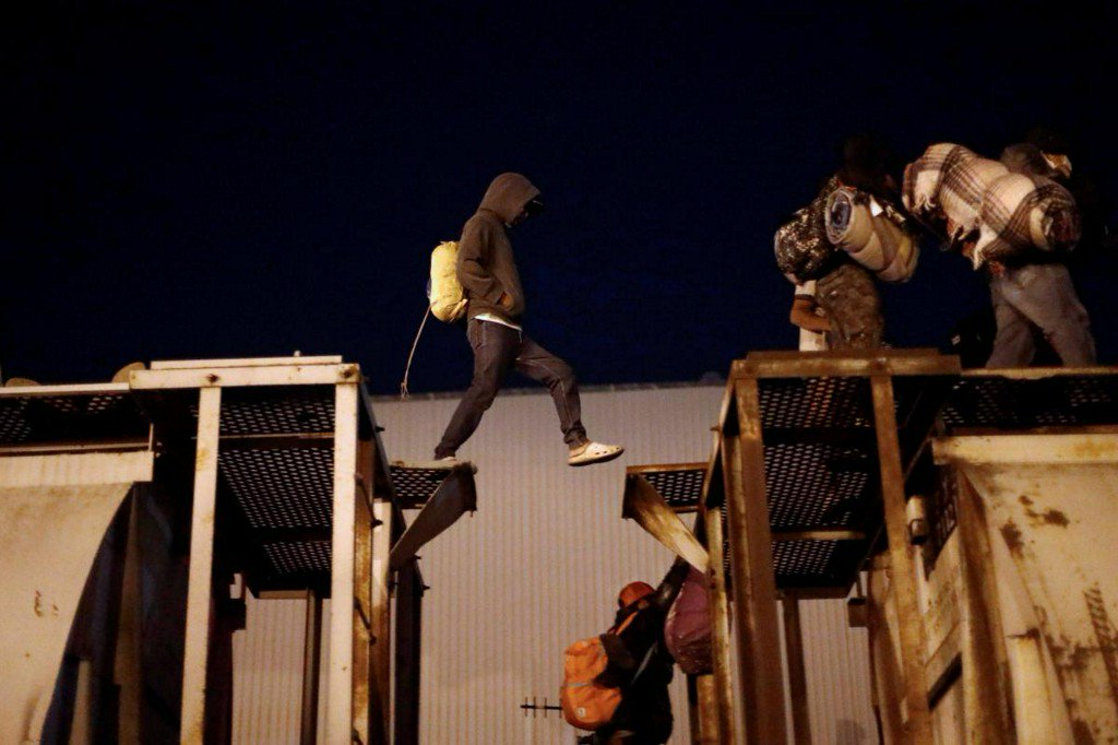 Reuters's tweet photo. Some 50 members of migrant caravan reach Mexico, U.S. border https://t.co/6JGYMv7Hox https://t.co/3Ik4axGvzP