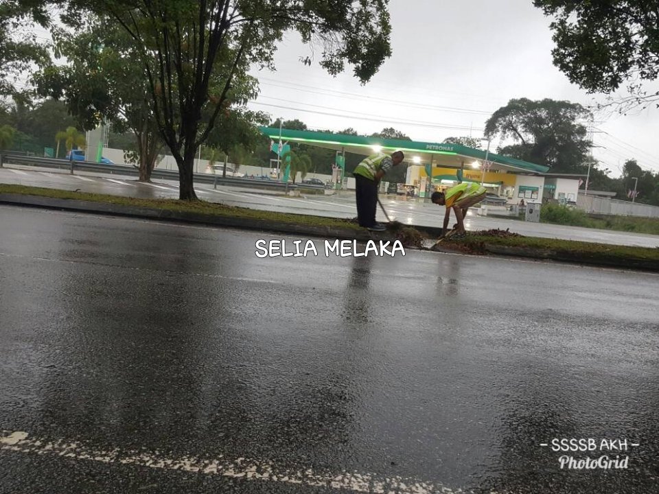 SSSSB_Melaka's tweet photo. 20.4.2018

FT019 Lebuh AMJ
Sek. 52.80
#AlorGajah @JKRAlorGajah 

#EmergencyTeamSelia bina scupper drain di lokasi air bertakung ini

#AduanAwam disantuni &amp; diambil tindakan

#ZeroPonding sasaran kami

#SeliaGroup #ZonSelatan #InfraRakyat https://t.co/VpNbGlkxyj