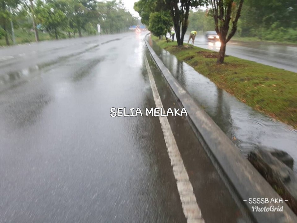 SSSSB_Melaka's tweet photo. 20.4.2018

FT019 Lebuh AMJ
Sek. 52.80
#AlorGajah @JKRAlorGajah 

#EmergencyTeamSelia bina scupper drain di lokasi air bertakung ini

#AduanAwam disantuni &amp; diambil tindakan

#ZeroPonding sasaran kami

#SeliaGroup #ZonSelatan #InfraRakyat https://t.co/VpNbGlkxyj