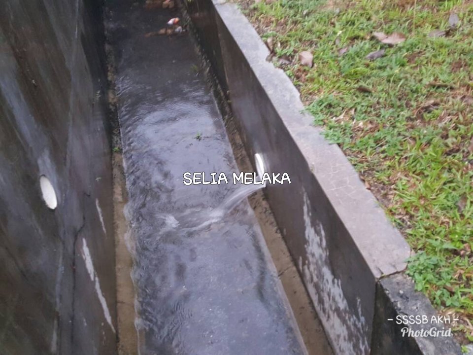 SSSSB_Melaka's tweet photo. 20.4.2018

FT019 Lebuh AMJ
Sek. 52.80
#AlorGajah @JKRAlorGajah 

#EmergencyTeamSelia bina scupper drain di lokasi air bertakung ini

#AduanAwam disantuni &amp; diambil tindakan

#ZeroPonding sasaran kami

#SeliaGroup #ZonSelatan #InfraRakyat https://t.co/VpNbGlkxyj