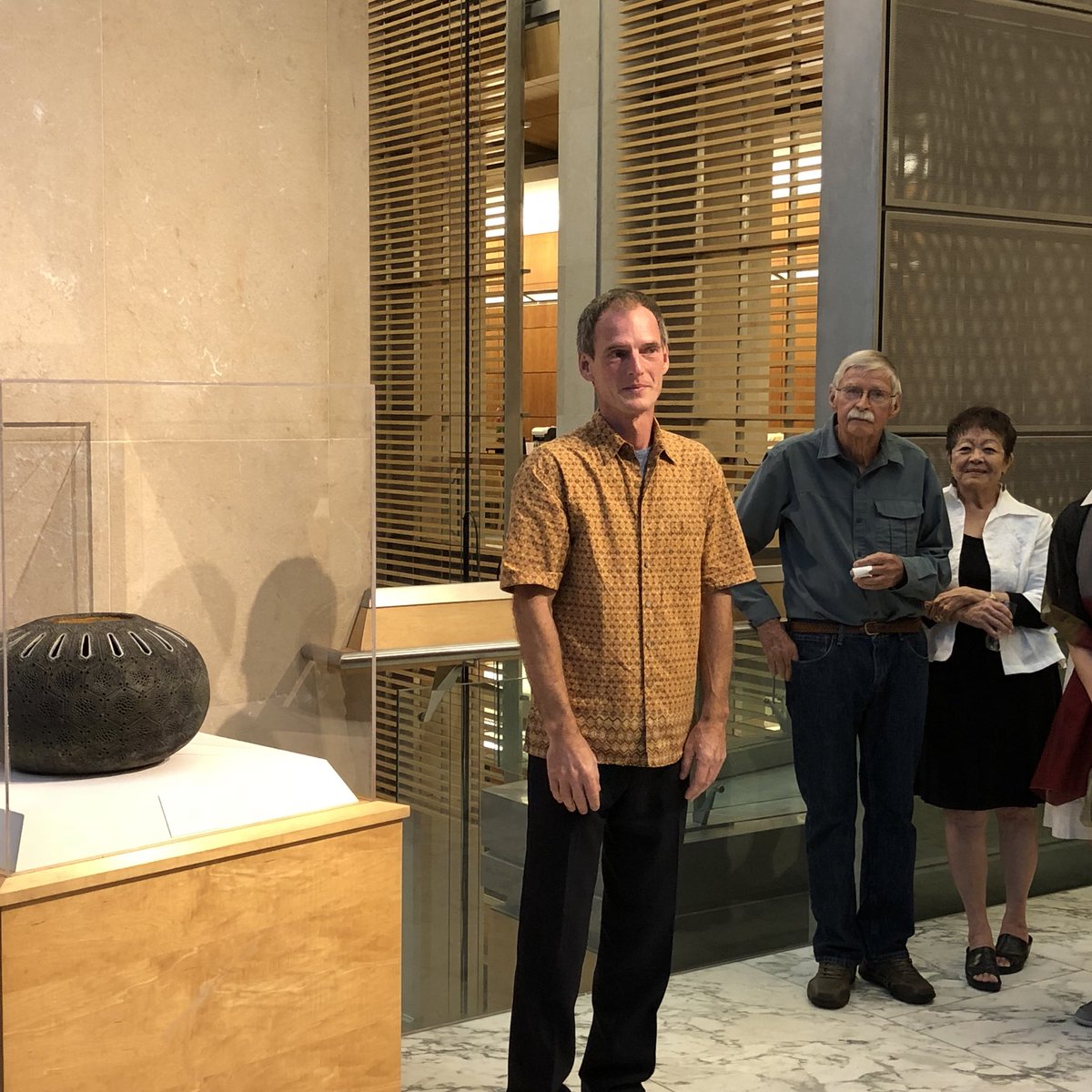 ARTSCENEHI's tweet photo. Christopher Edwards talking about some of the inspiration behind his work and his technique. “Self Assembly: Christopher Edwards” On view at The Gallery at First Hawaiian Bank Center, Honolulu. #art #Hawaii #ceramics https://t.co/KeRncEYV3Q
