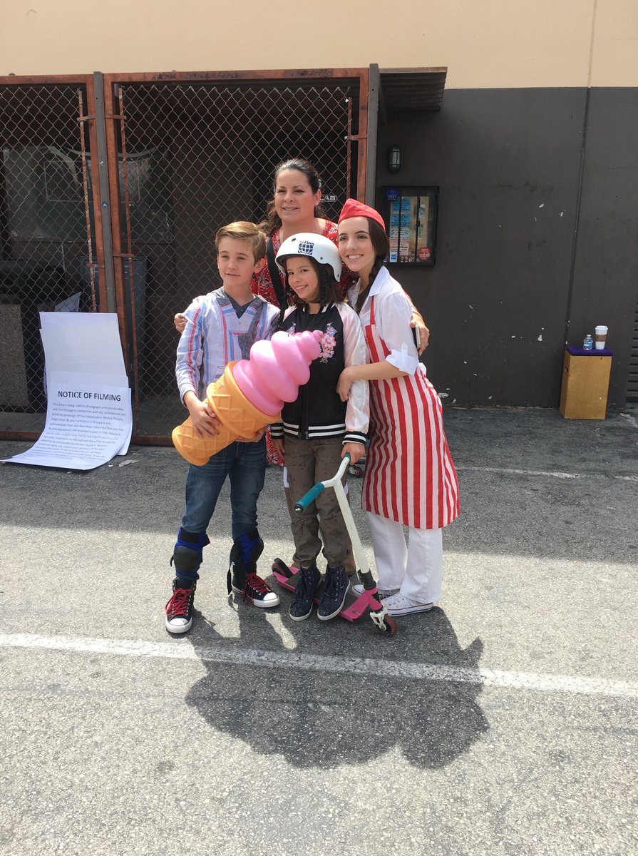 officialvpowers's tweet image. Behind the scenes of Magic Max, directed by James D. Fields and produced by Gabrielle Evans/Sean Fernald. Such an amazing cast &amp;amp; crew!  :) I had fun playing Tess! 💘🍦 #magicmax