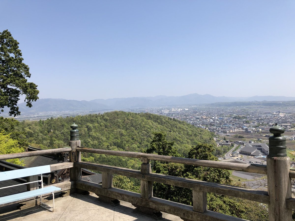 gnm82nof's tweet photo. 太郎坊宮に春一成功祈願に行ってきました。
宮司さんから聞きましたが、あーりんとれにちゃんは本殿でおみくじ引いたそうです。
かなりキツい階段登り切って来ました。登り切ったからこそ、勝利の神様のご利益がありそうに思いました。
#ももクロ春の一大事2018 
#太郎坊宮 https://t.co/8zr7pi7S92