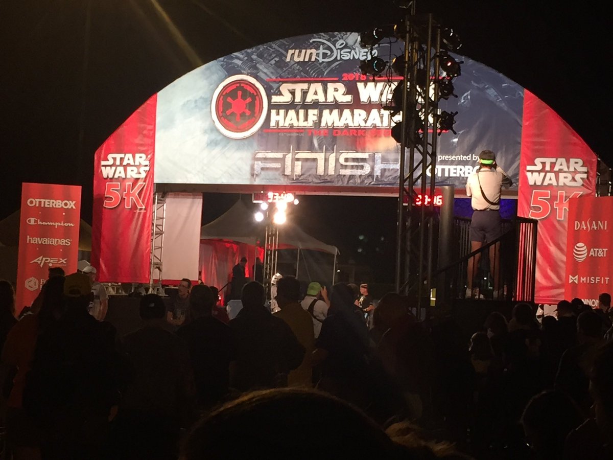 DFLrunner's tweet image. So many amazing runners and costumes at the #starwars5k today!! #runDisney