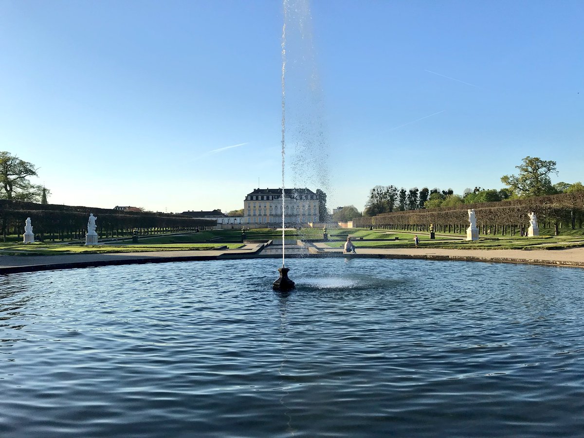 Wir wünschen euch ein schönes und sonniges Wochenende!☀️ 

#brühl #Schlossbrühl #schlösserbrühl #augustusburg #nrw