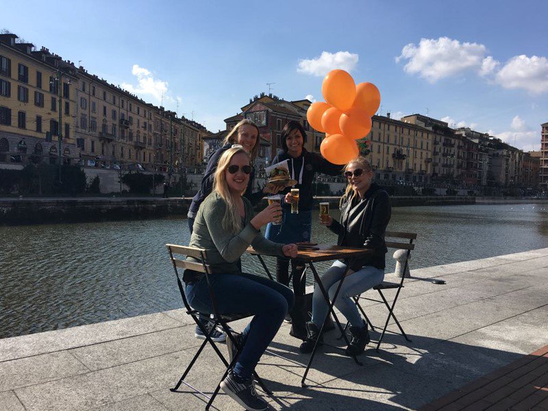 Per la prima volta si festeggia anche a #Milano il GIORNO DEL RE olandese. Tre giorni sull'acqua (come ad Amsterdam) ma questa volta in Darsena. Segnatevi il 27,28 e 29 aprile presso #VistaDarsena, una festa tutta arancione!  #Koningsdag