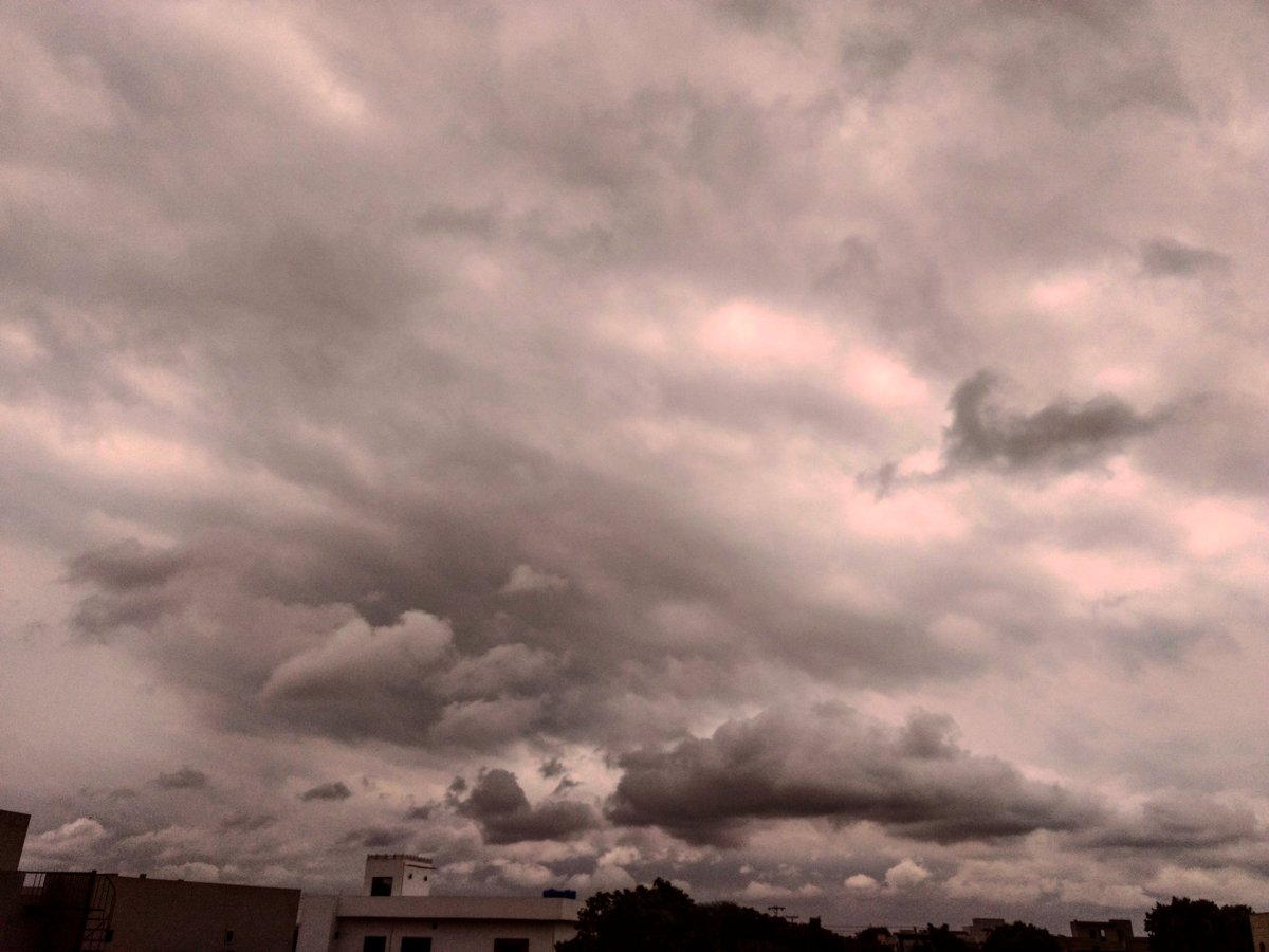 UDsayz's tweet photo. This is called "Bey-emaan Mosam" 😍😍
#photography #mobileclicks #Weather #Weathercloud #nature https://t.co/1Bx90r1vIi