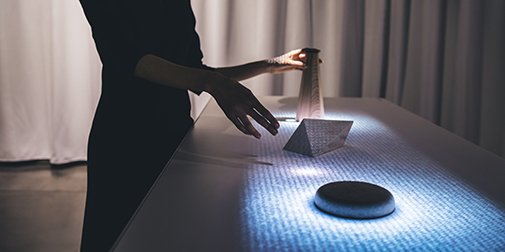 SonyGroup_JP's tweet photo. ミラノデザインウィークに“Hidden Senses”を出展。
「TACTILE OBJECTS」Photo by #HiroakiFukuda
影の世界だけで舞う蝶。水が満ちてくる空のピッチャー。見慣れたオブジェの「非日常」な動きに驚かされます。
#SonyDesign #SonyHiddenSenses #Sony #SonyMilanDesignWeek https://t.co/FaakAGQ50y
