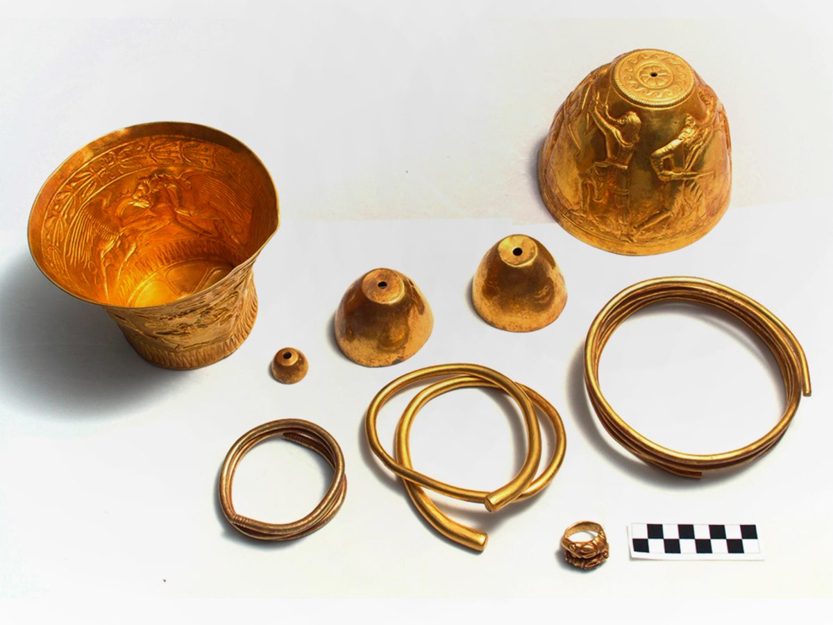 Herodotus’s stoned Scythians are supported by archaeology. Burials of Central Asian steppe horsemen from Ukraine and Southern Russia have included caches of carbonized cannabis or even golden vessels w/ both marijuana & opium residue https://news.nationalgeographic.com/2015/05/150522-scythians-marijuana-bastard-wars-kurgan-archaeology/ /9
