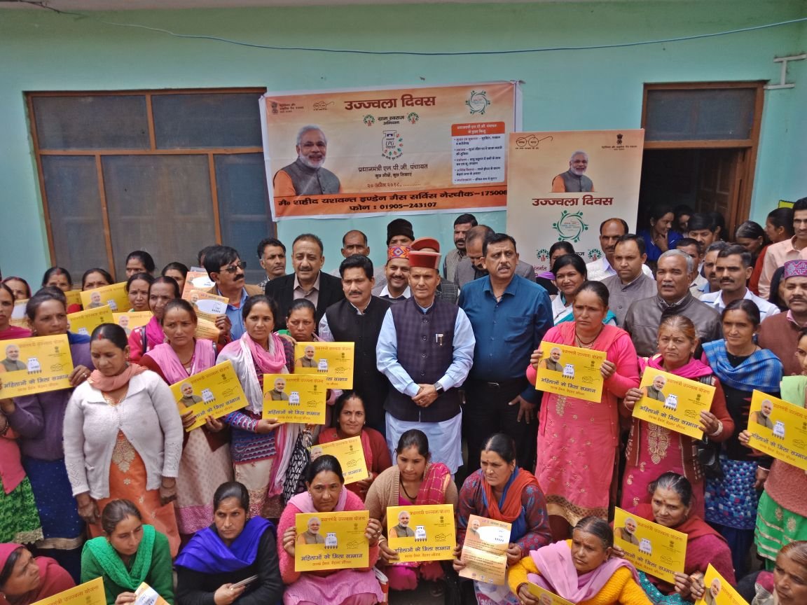 Hon'ble Member of Parliament from Mandi, Shri Ram Swaroop Sharma distributed #PMUY connections to beneficiaries in Naun Panchayat, Mandi district, Himachal Pradhesh. <a href="/dpradhan/">diprajp pradhan</a> <a href="/bjpramswaroop/">Ram Swaroop Sharma</a> <a href="/IndianOilcl/">Indian Oil Corp Ltd</a> <a href="/ioclhp/">IOCL HimachalPradesh</a> <a href="/ioclpunjab/">IndianOil Punjab</a> #UjjwalaDiwas #GramSwarajAbhiyaan