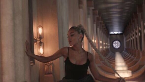 myosnapitzarii's tweet photo. I actually can’t the song is amazing I’m shook!!!💜 @ArianaGrande #NoTearsLeftToCryVideo And what a look!!! https://t.co/KjhlMaJyFo