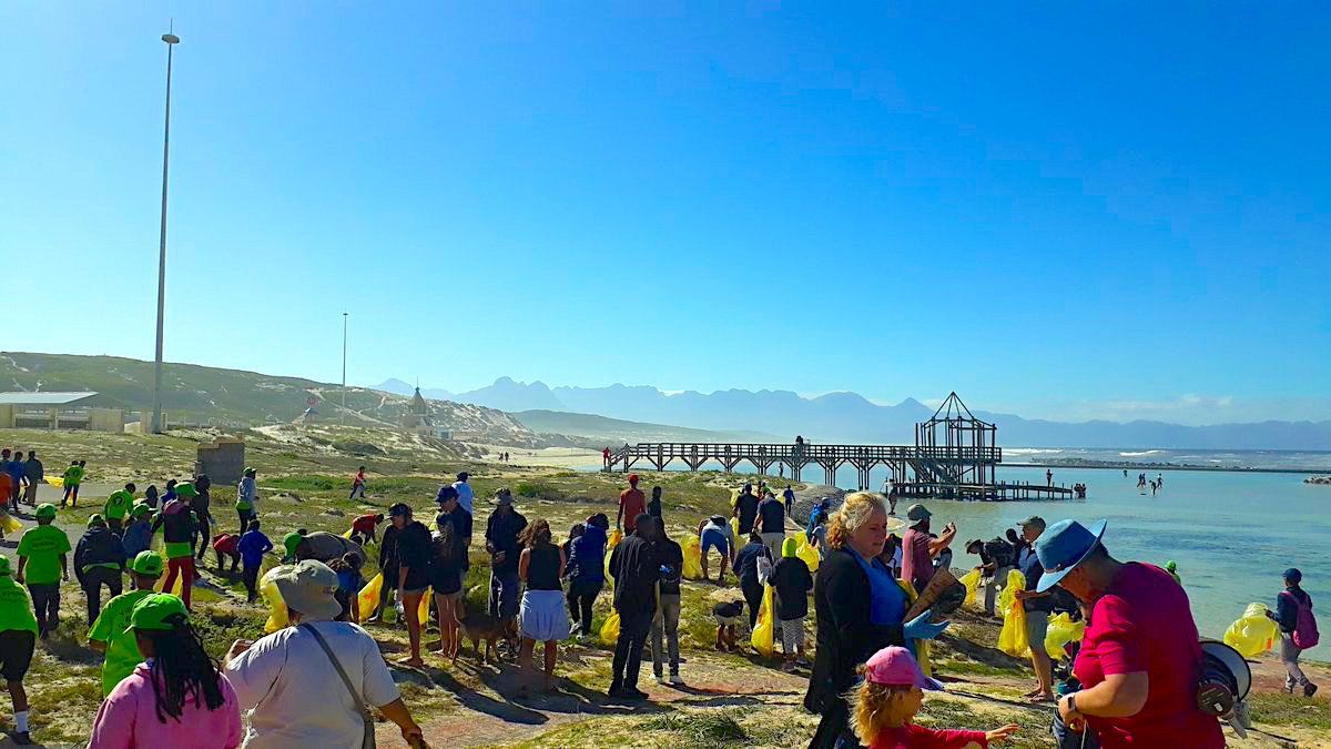 LDIFoundation's tweet photo. What can you see? To tighten muscles for #worldcleanup @CTEnviroEd along with @LetsDoItAfrica @SANCCOB @WavesforChange organized this nice #bigbeachcleanup at Cape Town. https://t.co/ELAimj5qwp