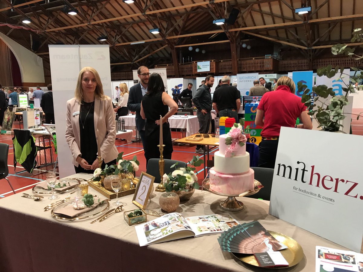 An der <a href="/tischmesseTG/">Tischmesse Thurgau</a> gibt es sogar einen wunderschönen Hochzeitstisch von <a href="/denise_wuba/">Denise Wüst</a> zu entdecken! Sie ist mit ihrem #Startup mitherz.events vor Ort