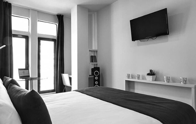 UrbanessHotels's tweet photo. #Happiness is a sunny friday and #Barcelona waiting for you... And later, an amazing room with all you need. #hotels https://t.co/8x6X9Xekmr
