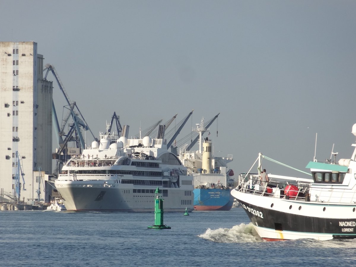 AgMarLorient's tweet photo. Le paquebot de croisière #soleal de la compagnie Ponant au mouillage hier au port de #lorient. Départ hier soir. https://t.co/NQelQKvhTX