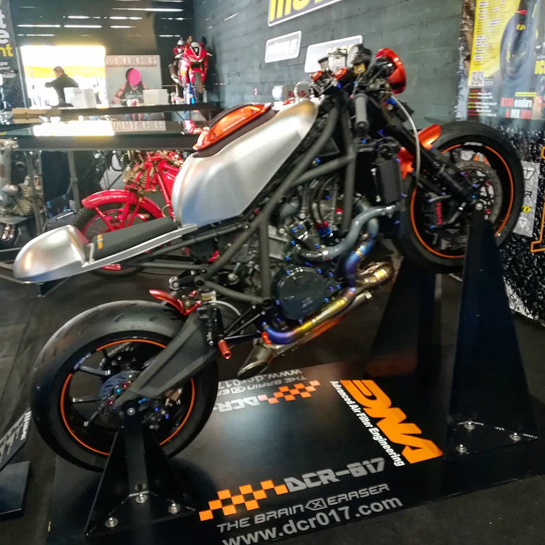 CafeRacerCultgr's tweet photo. Fly me to the moon... DCR-017 The BRAIN ERASER by @dnafilters_official

#ktm #rc8 #dcr017 #dnafilters #cafefighter #caferacercult #crc https://t.co/hxZOG6BqFB