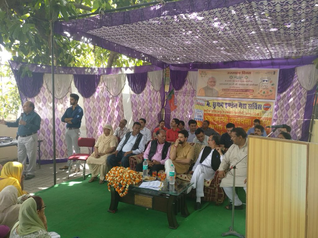 Official of <a href="/IndianOilcl/">Indian Oil Corp Ltd</a> giving demonstration on safe usage of LPG at Gram Panchayat, Sasan, Una #HimachalPradesh. Hon’ble MP Sh <a href="/ianuragthakur/">Anurag Thakur</a> graced the LPG Panchayat #UjjawalaDiwas <a href="/dpradhanbjp/">Dharmendra Pradhan</a> <a href="/SandeepJainIOC/">SANDEEP JAIN</a> <a href="/tsatishkumar25/">Sathish K Thatipelli</a> <a href="/PetroleumMin/">Ministry of Petroleum and Natural Gas #MoPNG</a> <a href="/AshutoshJindalS/">Ashutosh Jindal</a>