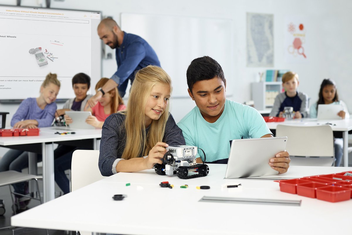 CampuStore_IT's tweet photo. CampuStore Day a Cadeo (PC) il 23 aprile con una giornata di formazione gratuita per docenti, dirigenti ed educatori su #roboticaeducativa e #STEAM con workshop operativi pratici e a una presentazione plenaria 🤖 🔬 🔭 📡
Per iscrizioni 👉🏻 https://t.co/N3aCStamfu https://t.co/Uu6n7We5Gu