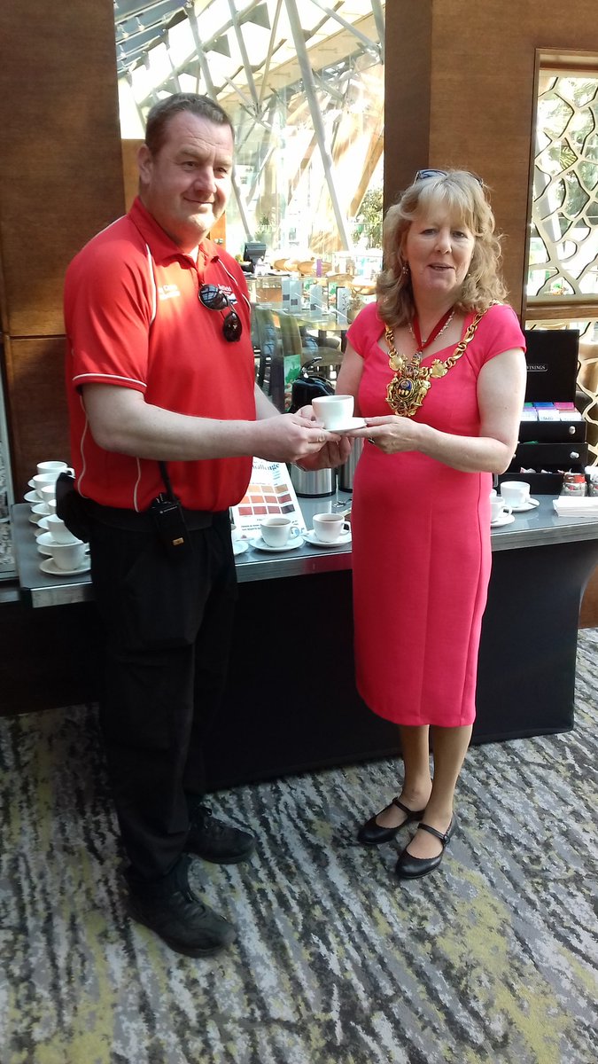 One of our great City Centre Ambassadors enjoying a Mashed To A Pulp prepared by the Lord Mayor! #mashchallenge gofundme.com/mashchallenge #sheffieldissuper