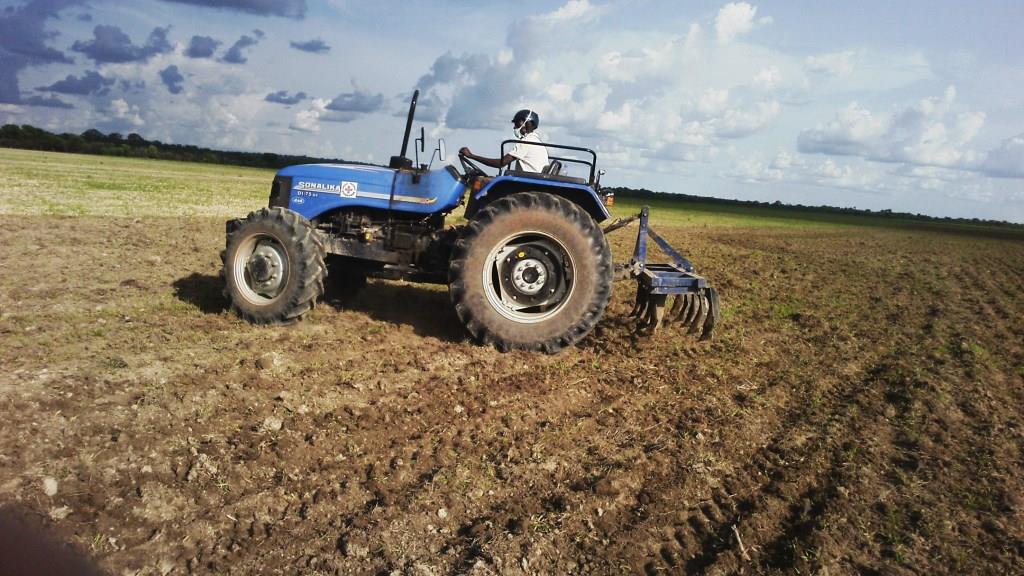 IFRCAfrica's tweet photo. After harvesting 257 bags of rice last January in 70 hectares, @croixrougegn is now expanding its fields by ploughing 150 hectares in Mandiana, #Guinea. A great leap towards #AidLocalization and financial economy. https://t.co/msyGY5zInH