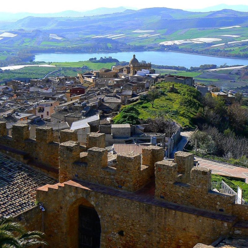 VisitSicilyOP's tweet photo. #Naro è un piccolo e sorprendente gioiello medievale e barocco in  provincia di #Agrigento, vicino alla #ValledeiTempli. Arroccato e scenografico, gode di una vista che spazia dalle colline circostanti fino al mare.
https://t.co/evSDyx73Bm
📷 Bianca Ferraro
#visitsicilyinfo https://t.co/oQkJ7BQHAq