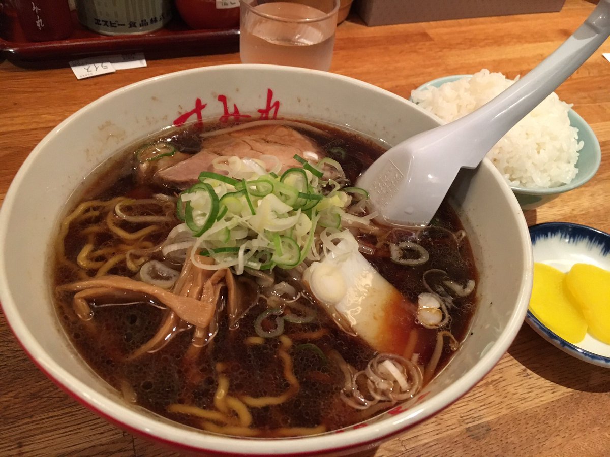 akebinezumi's tweet photo. すみれの醤油ラーメンは麺も艶やかでスープも深みをもった美しさで芸術。芸術を堪能して太るわけないよね。 https://t.co/Jp8h0pw7vq