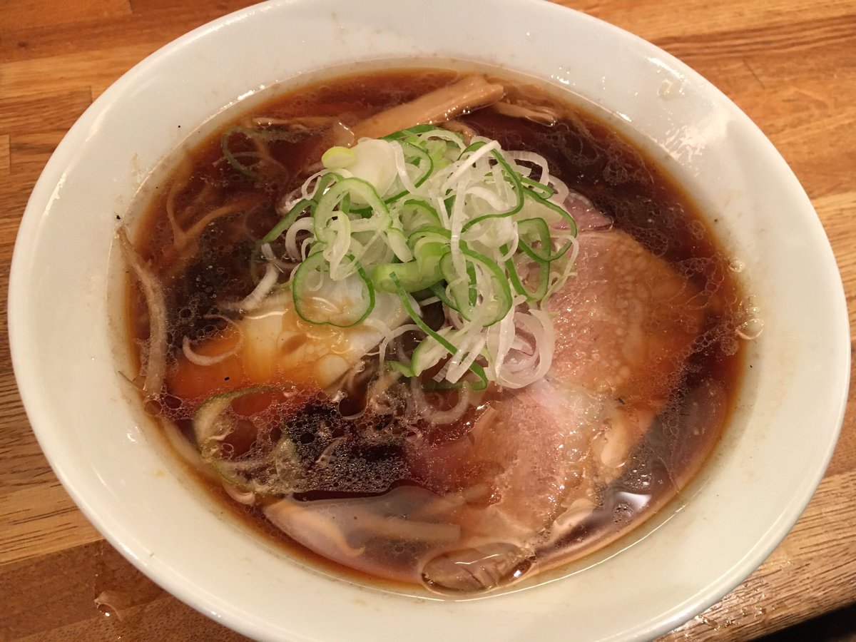 akebinezumi's tweet photo. すみれの醤油ラーメンは麺も艶やかでスープも深みをもった美しさで芸術。芸術を堪能して太るわけないよね。 https://t.co/Jp8h0pw7vq