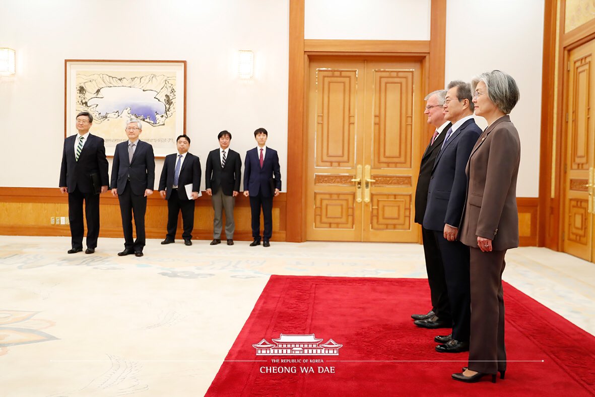 문재인 대통령은 오늘 주한대사 신임장 제정식에서 레바논, 영국, 태국 등 신임 주한 외국대사 6명에게 신임장을 받았습니다. 신임장은 특정인을 외교 사절로 파견하는 취지와 그 사람의 신분을 접수국에 통고하는 문서입니다. bit.ly/2J97Nqi