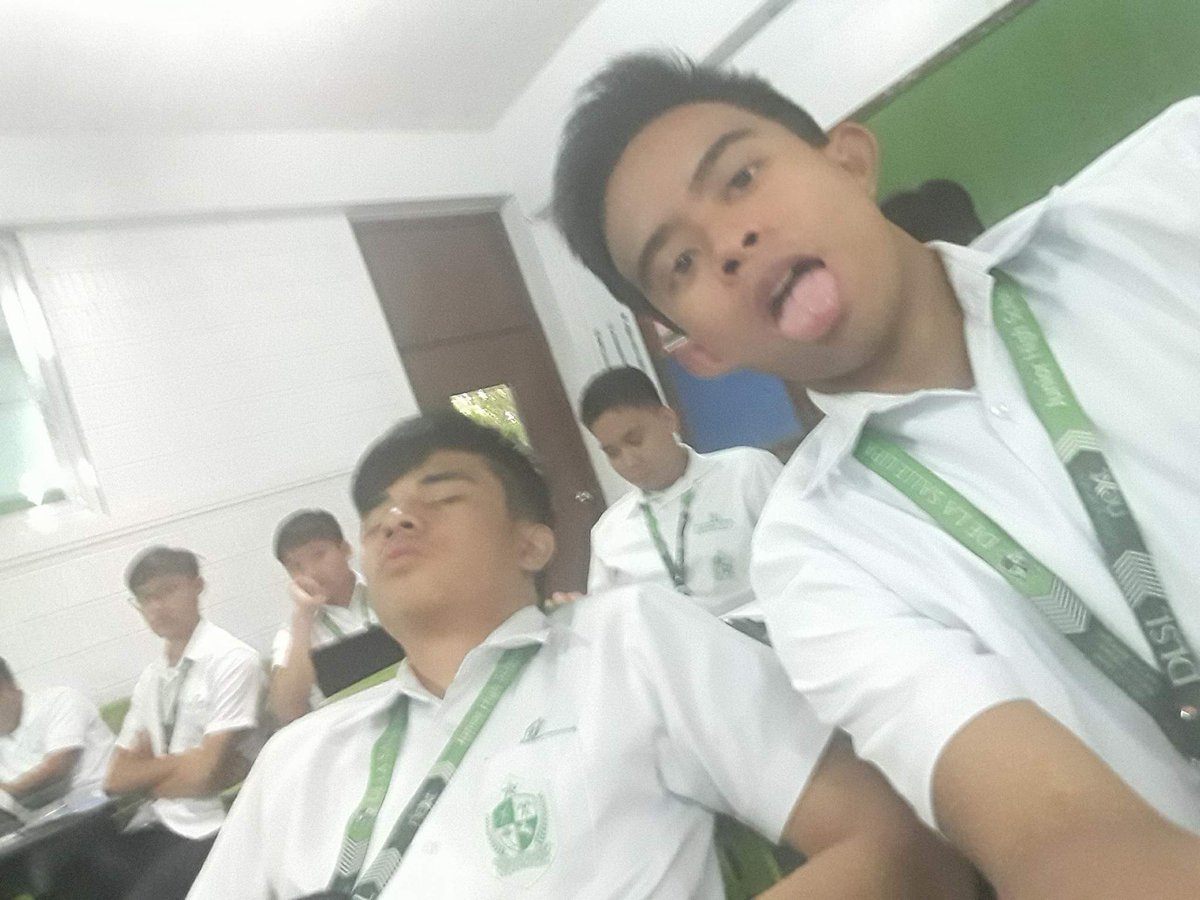 Selfie muna bago mapagalitan