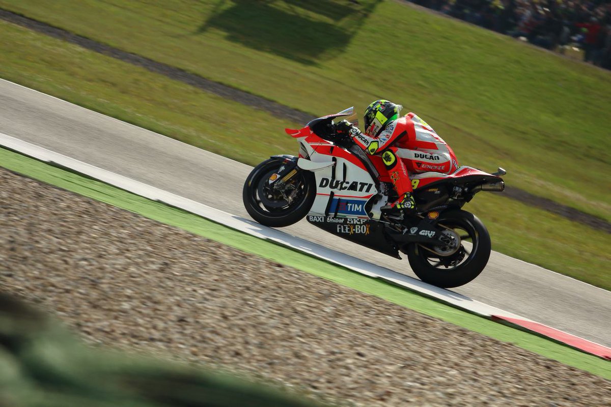 DenD21's tweet photo. @F1Photographer and it's not only @F1 😉, this was taken at Assen @MotoGP with a fence... https://t.co/hGnmpkfhSi