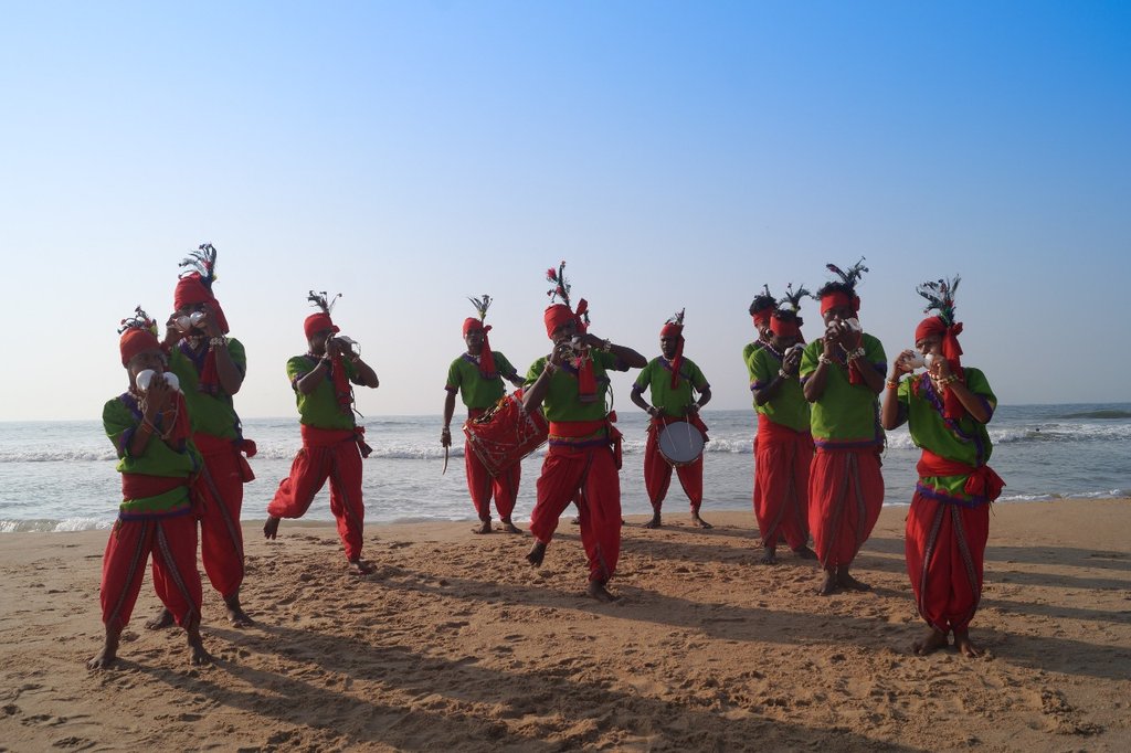 PAGoFestival's tweet photo. Tides of applause set the mood, when artists took over the stage with not just one but two beautiful conches, dancing to the tune of Mahuri ! 

#JodiSankha #FolkDance #Cultural #Celebrations 
#PAGo2018 #Memories #Gopalpur https://t.co/1wBt5bZhS4