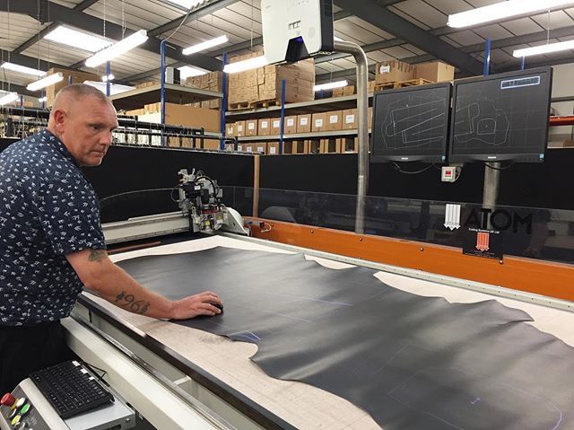Dimple_Inc's tweet photo. Laser cutter
工場では最新の生産技術と導入しています。
これによって寸分の狂いもなく正確に生地をカットでき、なおかつ生産性もアップします。
.
.
. https://t.co/H7IixbwKdF https://t.co/s5yEsF7Z0W
