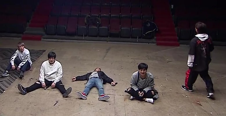 BE2727's tweet photo. 너네는 이마트에서 살아. 아빠는 집에 갈거야. #에쵸티 https://t.co/7m0AYrAHrV