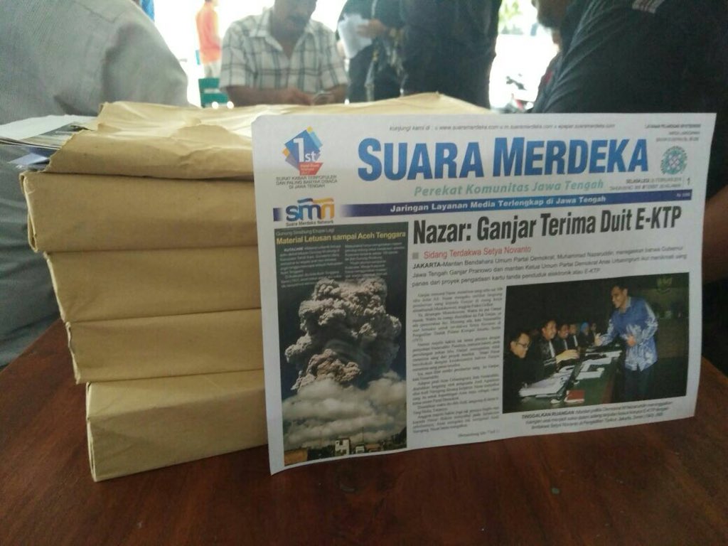 TERTANGKAP

3 pelaku black campaign terhadap <a href="/ganjarpranowo/">Ganjar Pranowo</a> di kab Pati. 

mereka dibayar 75rb s/s 100rb utk sebarkan selebaran fitnah thdp Ganjar Pranowo 

kini 3 org tsb sdg ditahan di Polres Pati. 

berikut nama2nya:
1. Kerso
2. Lo Jek
3. Gun