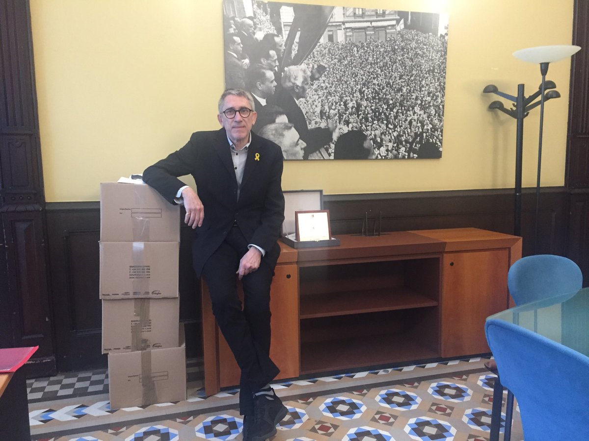Quan va començar l’assetjament de <a href="/PPCatalunya/">PP de Catalunya</a> <a href="/CiudadanosCs/">Ciudadanos 🇪🇸🇪🇺</a> i <a href="/socialistes_cat/">Socialistes PSC/❤</a>, vaig fer les caixes per marxar de l’<a href="/eapccat/">EAPC</a>. A ells sempre els va molestar aquesta fotografia, que els meus pares tenien penjada a casa des del 1968. Ara sortirà amb mi, però tornarà. N’estic segur.