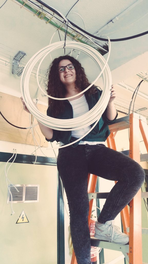 Dennis_Blanco98's tweet photo. Encocamos ayer la fibra #monomodo con la que vamos a abastecer a nuestro edificio del servicio de banda ancha, para poder continuar hoy y terminar la instalación.
!!Siempre de buen humor y trabajando en equipo!! #Etazhi #ICT #MujeresEnLaFP https://t.co/8dwN4Rvl7y