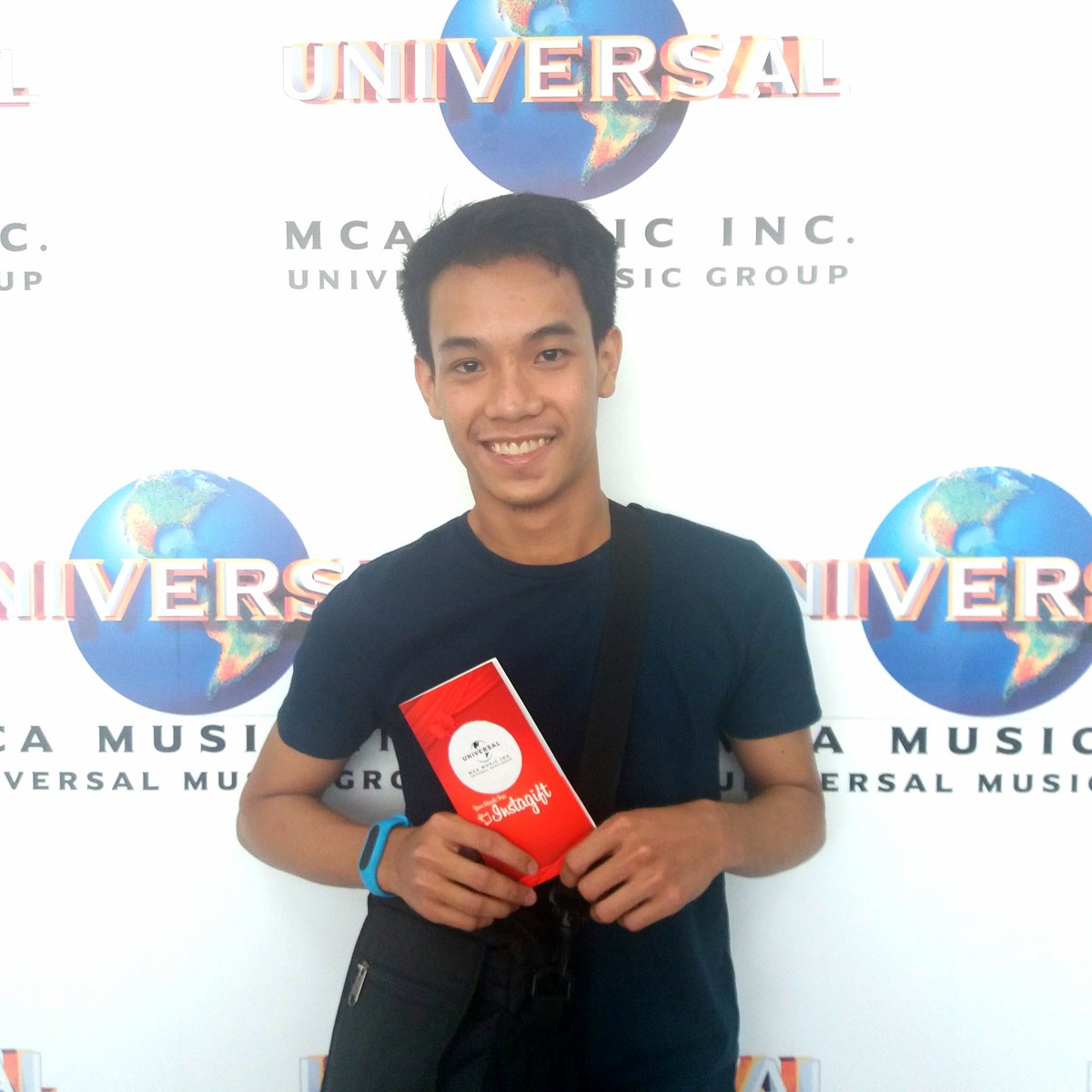 UMG_PH's tweet photo. Our winner @pabzicles just claimed his Php 1,300-worth of Shopping Gift Certificates! Thank you for listening to #Alien by #SabrinaCarpenterxJonasBlue on Apple Music!π½π½π½ #GETMUSICPH https://t.co/SFXuX5aNEA