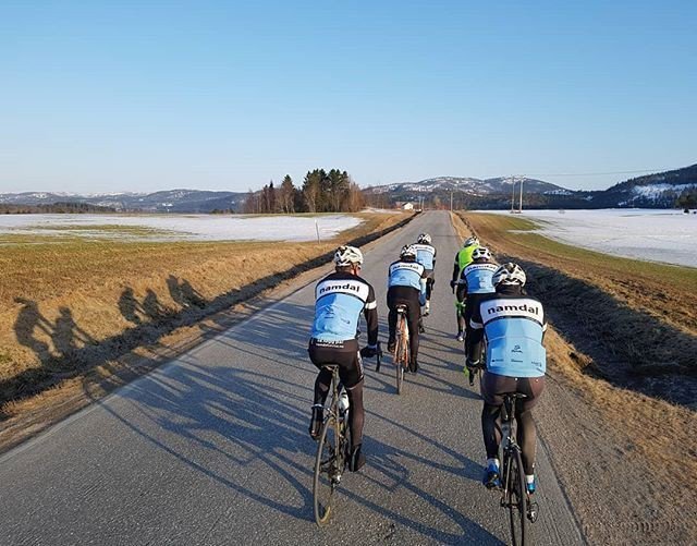 norsksykling's tweet photo. Photo:@tomaswestgard
Friyay! Riding alone, or riding with friends? What do you prefer?
.
.
.
.
.
#cycling #stravacycling #roadbike #fromwhereiride #landevei #bikingrepost #gobybike #cyclingphotos #goprooftheday #ridemybike #gopro #worldcaptures #roadcycling #gooutside #igcyc… https://t.co/JXtcj8QPUb