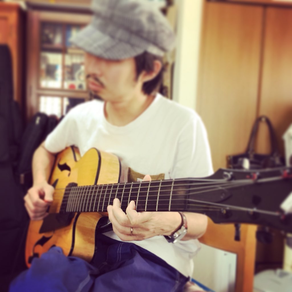 yusukekawano95's tweet photo. にゅーまいぎあ。
ではありません、ちょっとフルアコ弾かせてもらっただけです、しかも7弦!
フルアコもいいね‼︎
というわけでアコギデュオtriverリハでした。
5/3高槻ジャズスト、ファイブプラザ4F、16:00〜、宜しくお願いしますー!
#triver #アコギデュオ https://t.co/BELRJLpMDQ