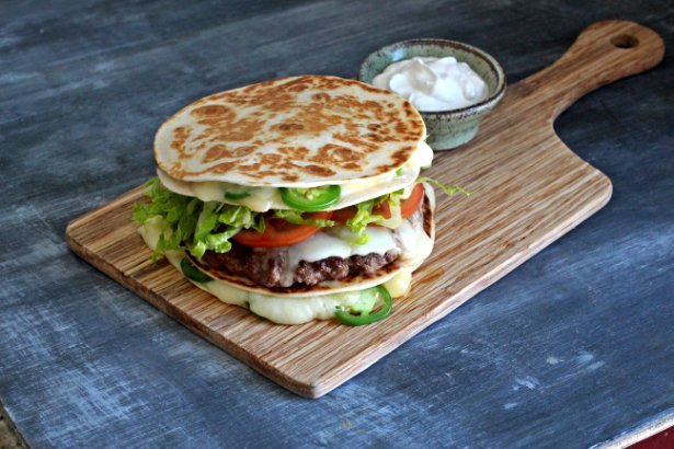 Make Friday burger night Mexican :) You're welcome! Recipe> ow.ly/I92330jzp0Y #BurgerNight #FridayFiesta