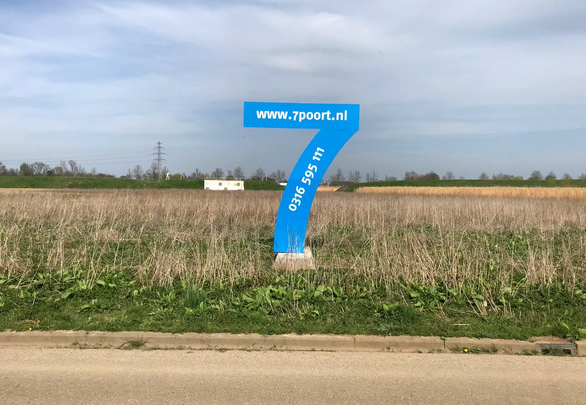Signmatch's tweet photo. Ter promotie van de nieuwe kavels op #BusinessPark #7Poort hebben wij vijf zevens van 4,5 meter hoog, op maat gemaakt. https://t.co/S54vOgnDYf #projectbord https://t.co/Dtkqj2Dk6m