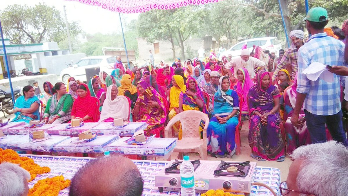 HimanshuD_'s tweet photo. #UjjawalaDiwas #ujjawalayojna
विधानसभा रामपुर के #बरईपुर_खास में #उज्वला_योजना के अंतर्गत निशुल्क गैस वितरण करते #BJPDEORIA के पूर्व जिलाध्यक्ष @BijayKDubey जी एव उपस्थीत भाजपा नेता एवं देवतुल्य जनता व ग्रामवासी
#ramlalbjp #KalrajMishra #Shivkumarpathak #vijaybahadurpathakbjp https://t.co/q7h3dsZ7wf