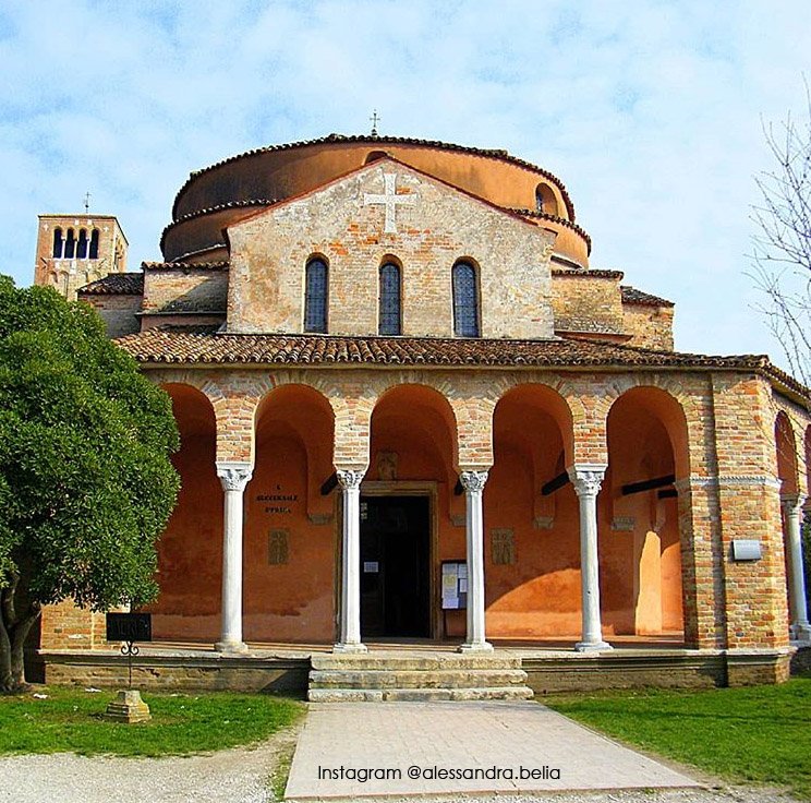 TurismoVeneto's tweet photo. Oggi vi portiamo tra le raffinate architetture veneto-bizantine della piccola isola di #Torcello #SantaFosca https://t.co/XRPD2plXvg #VisitVeneto https://t.co/rnpjANkaRy