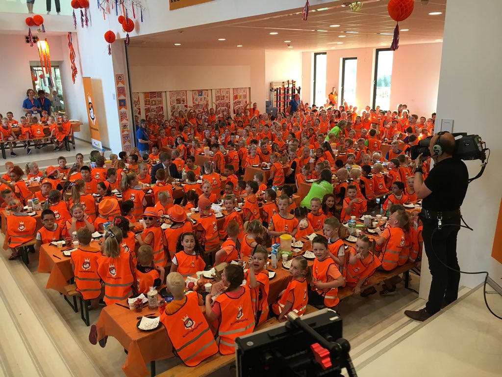 #koning tussen de #kinderen van de #fliert in #twello #koningsspelen #ontbijt