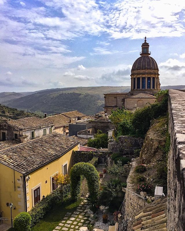 Tutti guardano la Cupola di San Giorgio non appena si arriva quassù, ma quanto di voi hanno dato anche uno sguardo in basso? Meno male che @il_cappellaiomatto_ l’ha fatto per noi! 📷 foto selezionata da <a href="/erikarotella/">🍛 Maraia Curry</a> 
#igersragusa #igerssicilia #ragus… ift.tt/2qKtCpd