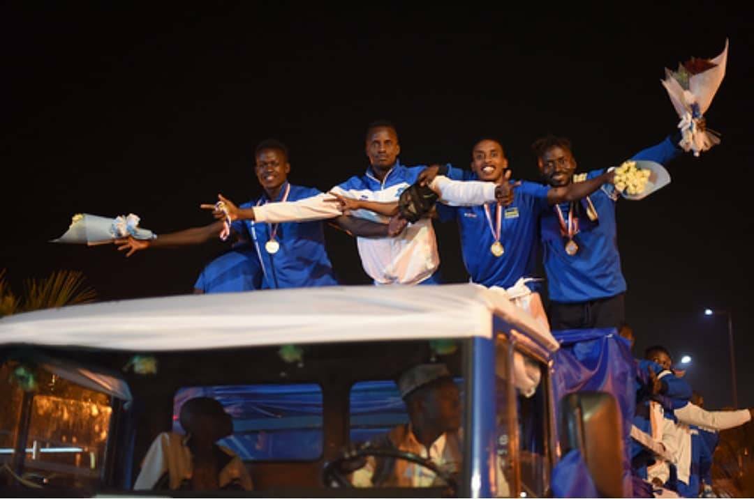 CloudsTV_rw's tweet photo. Fans welcoming @rayon_sports home from #Mozambique where they made history and qualified to group stages of the CAF Confederation Cup. 

📸 @MUZOGEYEPlaisir https://t.co/yGNmn3bvrN