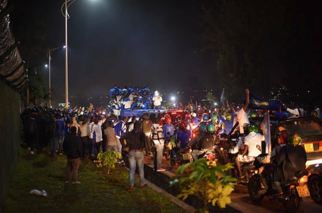 CloudsTV_rw's tweet photo. Fans welcoming @rayon_sports home from #Mozambique where they made history and qualified to group stages of the CAF Confederation Cup. 

📸 @MUZOGEYEPlaisir https://t.co/yGNmn3bvrN